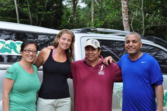 No final da trilha da ATM Cave, região de San Ignacio, em Belize, com nosso guia e o casal de um indiano e uma chinesa, nossos companheiros de tour